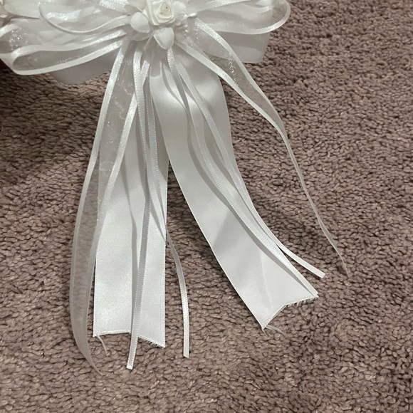 Elegant White Floral Headband with Bow - Picture 5 of 10